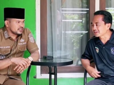 Wakil Bupati Purwakarta, Abang Ijo Hapidin saat berbinvang dengan Sekretaris Desa Karang Mukti. (Tangkapan Layar)