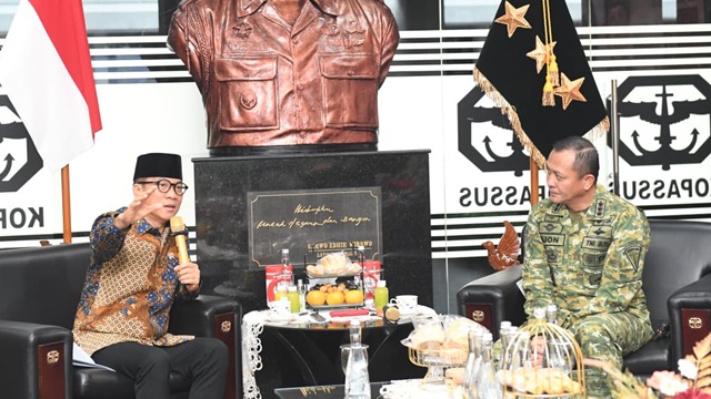 Mendes Yandri Susanto saat bertemu Panglima Kopassus Letnan Jenderal TNI Djon Afriandi. (Kemendes)