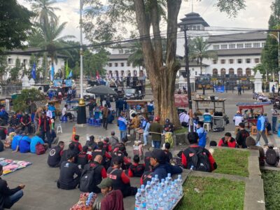 Aksi demo buruh menolak UMSK. (Istimewa)