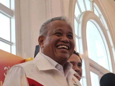 Wakil Menteri Pertanian Muhammad Saleh Mustafa (kiri) memberikan keterangan kepada wartawan seusai menghadiri Rembuk Nasional Pemuda Indonesia ke-3 di Jakarta, (31/10)/ANTARA