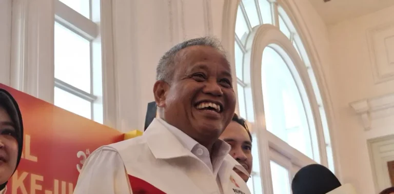 Wakil Menteri Pertanian Muhammad Saleh Mustafa (kiri) memberikan keterangan kepada wartawan seusai menghadiri Rembuk Nasional Pemuda Indonesia ke-3 di Jakarta, (31/10)/ANTARA