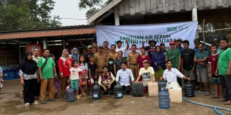 Penyaluran air bersih BEM PTNU, Oktober 2026 (Foto: NU Online)