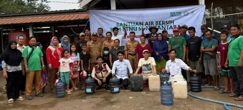 Penyaluran air bersih BEM PTNU, Oktober 2026 (Foto: NU Online)