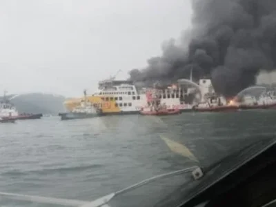 KMP Batumandi terbakar saat hendak berlabuh di Pelabuhan Merak, Cilegon, Banten (Foto: Polda Banten)