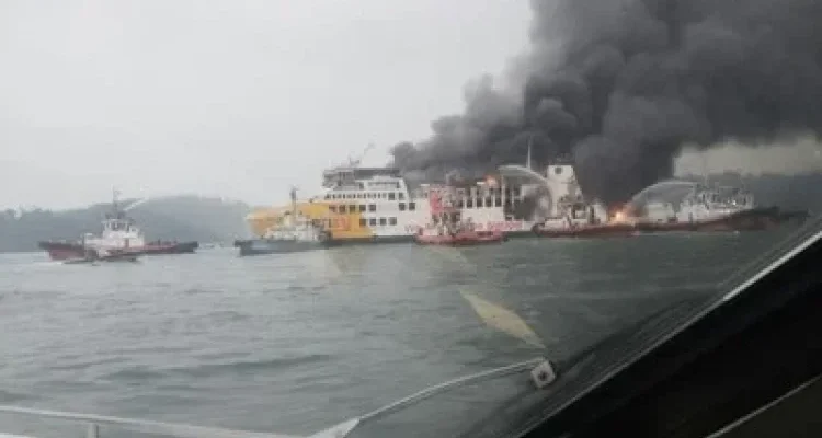 KMP Batumandi terbakar saat hendak berlabuh di Pelabuhan Merak, Cilegon, Banten (Foto: Polda Banten)