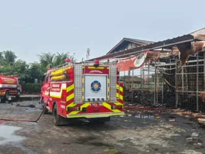Sejumlah kendaraan pemadam kebakaran selepas memadamkan api yang membakar sebuah rumah makan di Kabupaten Tangerang (Foto:RRI/Saadatuddaraen)