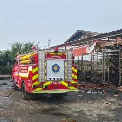 Sejumlah kendaraan pemadam kebakaran selepas memadamkan api yang membakar sebuah rumah makan di Kabupaten Tangerang (Foto:RRI/Saadatuddaraen)