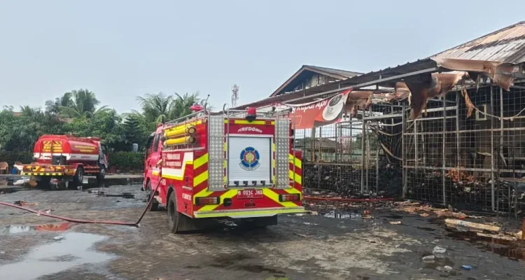 Sejumlah kendaraan pemadam kebakaran selepas memadamkan api yang membakar sebuah rumah makan di Kabupaten Tangerang (Foto:RRI/Saadatuddaraen)
