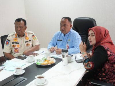Sekretaris Kota Jakbar, Imron Sjahrin memimpin rapat koordinasi urban farming di Kantor Wali Kota Jakarta Barat/Pemkot Jakbar
